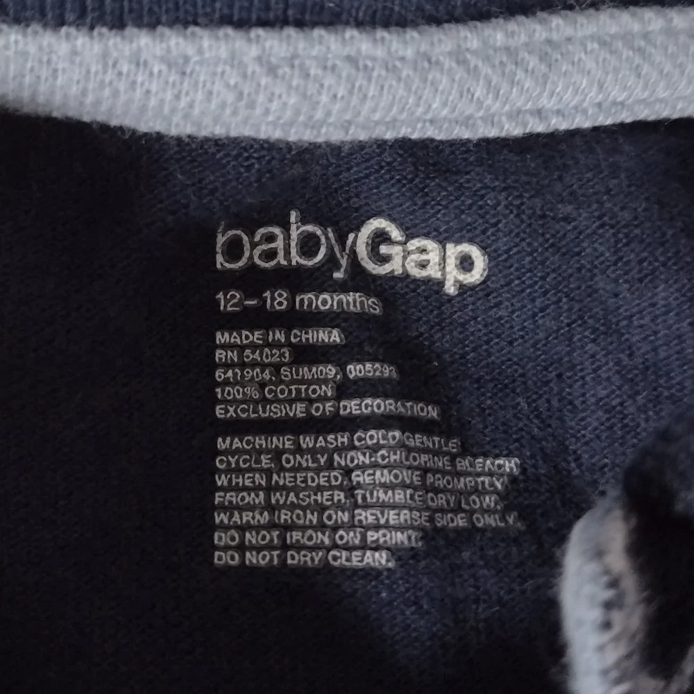 5 for $20 Gap shirt - Picture 3 of 4